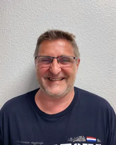 Guillaume Haensler, entraîneur du club de badminton Le Volant de l'Esquirot de Sainte-Hélène